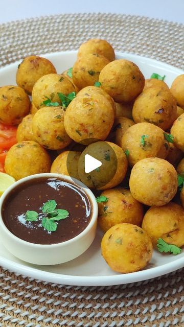 Food & Art on Instagram: "Crispy Potato Balls!  Ingredients: - Boiled Potatoes 3 medium - Chopped Onion 1 small - Fresh Coriander as required - Salt 1/2 tsp - Chilli Flakes 1 tsp - Chilli Powder 1/2 tsp - Crushed Cumin Coriander 1 tsp - Lemon Juice 1 tbsp - Gram Flour 1/2 cup - Cooking Oil 3 tbsp ---------------  Follow for more easy recipes, Ramadan recipes, Iftar snacks ideas, potato recipes and much more. #potatoballs #potatoball #iftarsnacks #ramadan2024 #ramadanrecipes #foodandart2021 #foodie #snacks" Boiled Potato Recipes Indian, Crispy Potato Balls, Ramadan Recipes Iftar Snacks, Boiled Potato Recipes, Boiled Potatoes Recipe, Iftar Snacks, Easy Iftar Recipes, Potato Ball, Recipes Ramadan