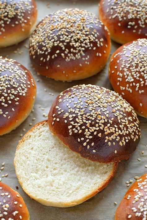 Soft Burger Buns, Hot Cross Buns Recipe Easy, Best Burger Buns, Tangzhong Method, Burger Bread, Hokkaido Milk Bread, Burger Buns Recipe, Sticky Buns Recipes, Milk Bun