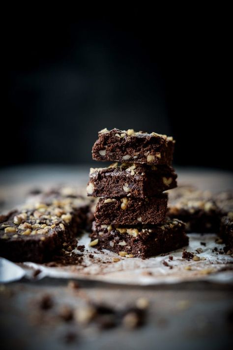 Aquafaba Brownies, Best Vegan Brownies, Lexa Y Clarke, Vegan Brownies, Chewy Brownies, Brownie Toppings, Vegan Brownie, Black Food, Food Photography Styling