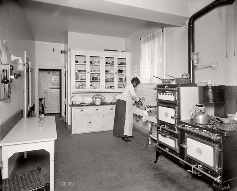 The Modern Kitchen: 1920. Washington, D.C., circa 1920. "Kitchen of Ernest G. Walker," newspaperman and real-estate developer. Harris & Ewing Collection glass negative. Nice details about kitchen furnishings. 1920s Kitchen, Victorian Interiors, Victorian Kitchen, Casa Vintage, Antique Kitchen, Vintage Interiors, Old Kitchen, Vintage Life, Black Kitchens