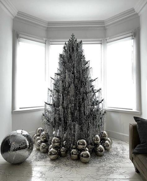 Christmas Tree Inspo, Flocked Christmas Trees Decorated, Minimal Christmas, Christmas Decor Inspiration, Christmas Interiors, Christmas Tree Inspiration, Christmas Themes Decorations, Christmas Porch Decor, Flocked Christmas Trees