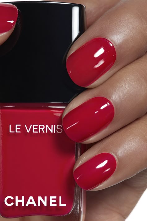 LE VERNIS Longwear Nail Colour 528 - ROUGE PUISSANT | CHANEL Chanel Nail Polish, Chanel Nails, Nagellack Trends, Nail Colour, Red Nail Polish, Red Nail, Colorful Nail Designs, Manicure Y Pedicure, My Nails