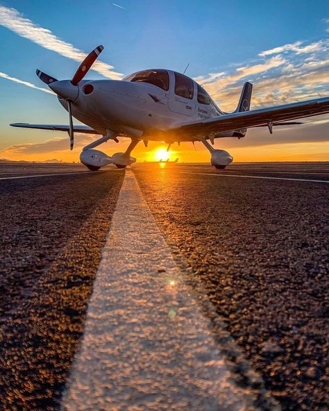 Airplane Asethic, Cool Airplane Pictures, Small Plane, Pilot Aesthetic Airplane, Airplane View Wallpaper, Flight Instruction, Pretty Airplane View, Cartoon Airplane, Aviation Training