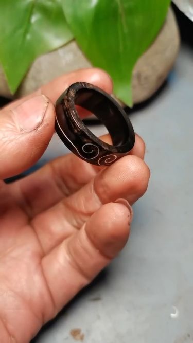 Woodworking Crafts Wood Carving Ring, Wood Carving Necklace, Diy Wood Ring, Wood Rings Diy, Wood Carving Tutorial, Wooden Rings Diy, Wood Carving Board, Dremel Tool Projects, Wood Rings Women