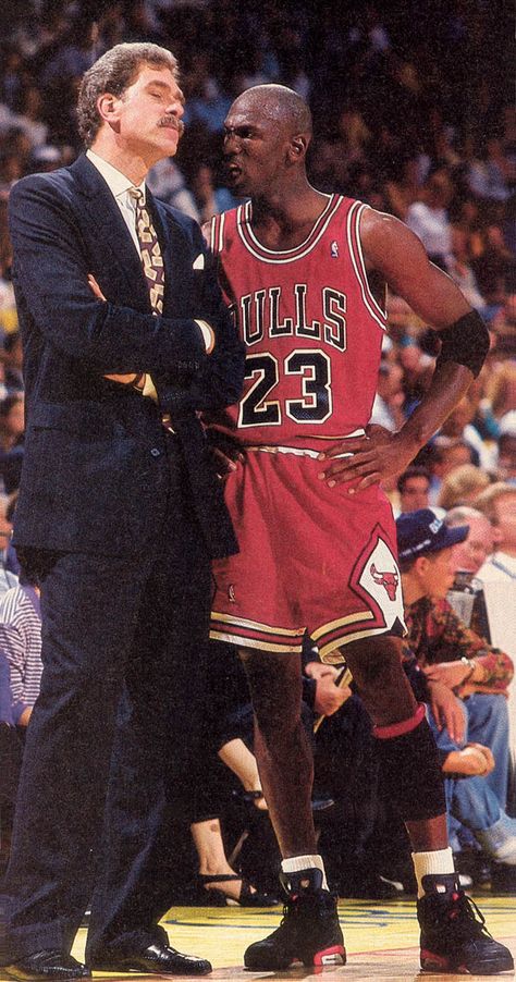 Phil Jackson and Michael Jordan Mike Jordan, Michael Jordan Art, Michael Jordan Photos, Michael Jordan Pictures, Phil Jackson, Nba Basketball Art, Basketball Players Nba, Michael Jordan Basketball, Bola Basket