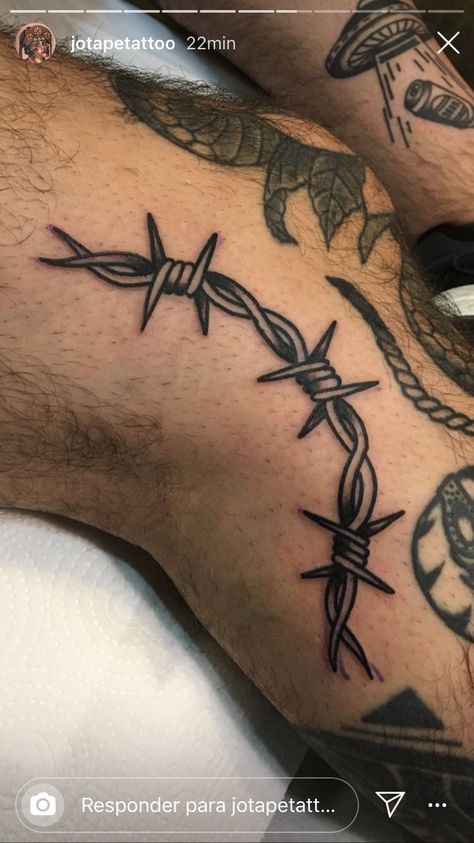 Trad Barbed Wire Tattoo, Blackwork Barbed Wire Tattoo, American Traditional Tattoos Barbed Wire, Barb Wire Knuckle Tattoo, Barbwire Traditional Tattoo, Barbwire Leg Tattoo, Traditional Chain Link Tattoo, Tattoo Puas, Barb Wire Knee Tattoo