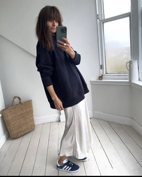 Midi Dress Autumn, Slip Skirt Outfit, Trainers Outfit, Simple Chic, Slip Skirt, Foto Poses, Outfit Trends, Satin Skirt, Looks Chic