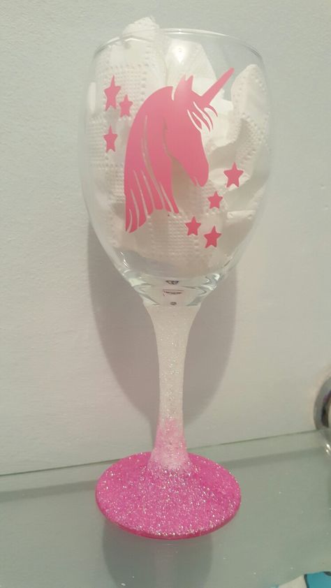 Hand decorated Ombre Unicorn Glittet wine glass Unicorn Ideas, Unicorn Paint, Sweet 16 Party Favors, Spinners Diy, Unicorn Wedding, Unicorn Stuff, Painted Spoons, Glitter Wine Glasses, Unicorn Themed Birthday Party