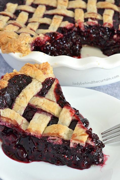 Easy Razzleberry Pie Razzleberry Pie, Crumbles Recipes, Kfc Original Recipe, Triple Berry Pie, Homemade Vanilla Ice Cream, Apple Dumplings, Semi Homemade, Berry Pie, Sour Taste