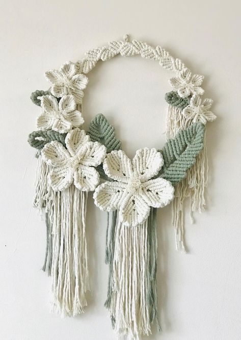 Macrame Wreath Diy, Macrame Flower Wall Hanging, Macrame Circle, Macrame Flowers, Wall Hanging Design, Simpul Makrame, Pola Macrame, Macrame Flower, Macrame Wall Hanger