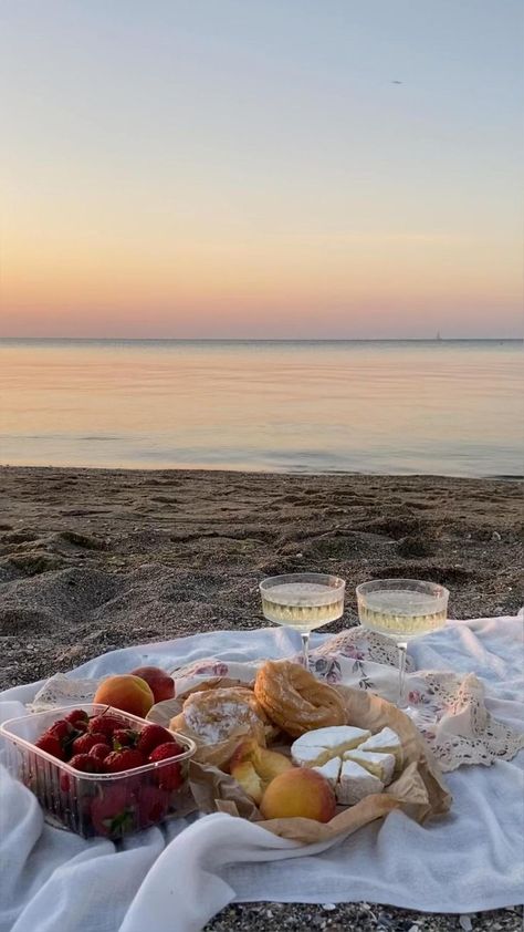 Picnic Romantic, Book Campaign, Nature Picnic, Dream Dates, Picnic Outdoor, Picnic Inspiration, Cute Date Ideas, Beach Date, Romantic Picnics