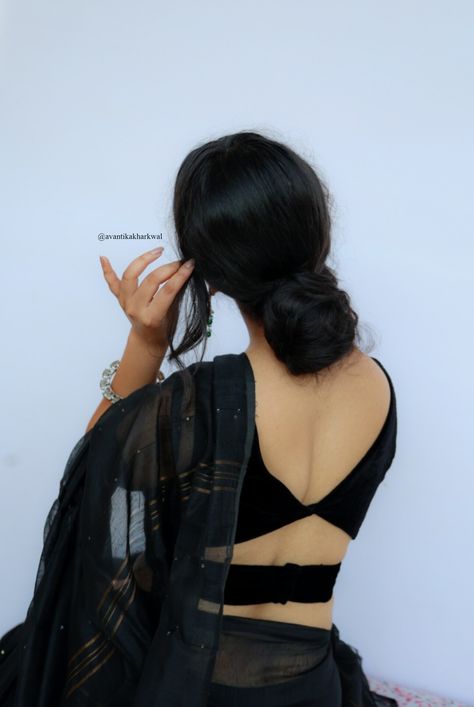 Indian aesthetic Mirror Selfie Saree Aesthetic, Saree Back Side Pose, Back Side Pose, Exclusive Blouse Designs, Nikah Decor, Side Pose, Janvi Kapoor, Hot Dp, Model Blouse Designs