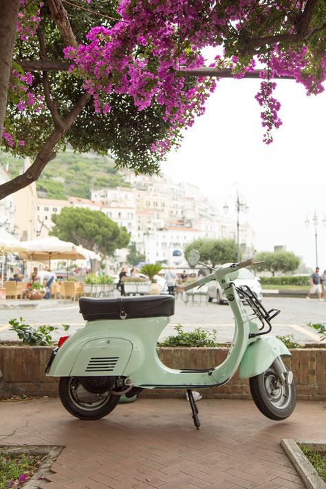 @saltandwind | Aida's Itineraries | One Week On The Amalfi Coast | www.saltandwind.com Vespa Smallframe, Nicaragua Travel, Chateau Versailles, Beach Cars, Empire Romain, City Lifestyle, Vespa Vintage, Vespa Scooters, Italy Aesthetic