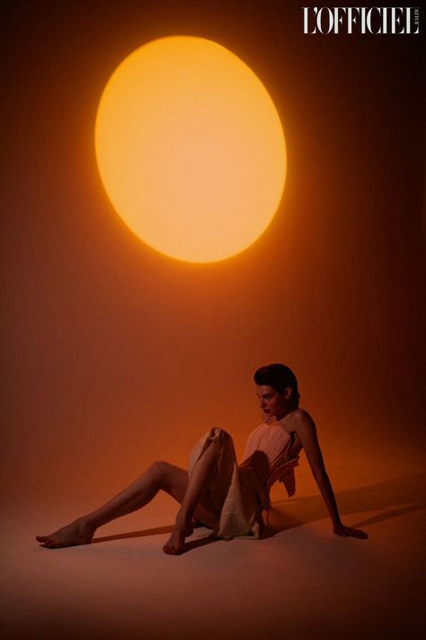 Sunset Fashion Photography, Coral Photoshoot, Golden Photoshoot, Sunset Lamp Photoshoot, Orange Photoshoot, Yellow Photoshoot, Fashion Photoshoot Studio, Sunset Photoshoot Ideas, Eclipse Photography