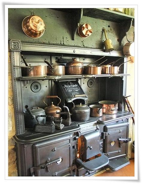 Vintage Stoves Cast Iron, Old Victorian Kitchen, Old Kitchen Vintage, Avebury Manor, Antique Cookware, Large Stove, Manor Kitchen, Antique Wood Stove, Kitchen Antique