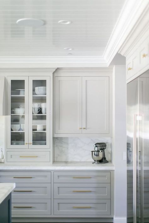 IKEA Kitchen Hacks: 12 ways to make your affordable kitchen look luxe White And Grey Kitchen Cabinets, Cabinet Hardware Placement, Dapur Ikea, Bathroom Vanity Style, Model Dapur, Light Gray Cabinets, Kitchen Ikea, Traditional Kitchens, Custom Bathroom Vanity