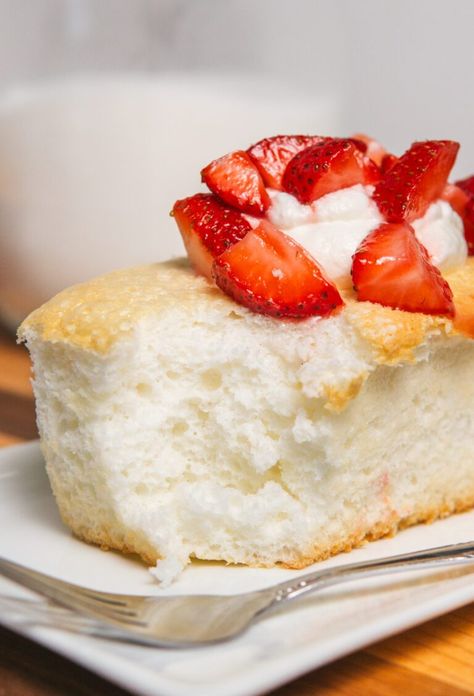 Mini Angel Food Cake Mini Angel Food Cake Recipes, Mini Angel Food Cake, Angel Food Cakes, Low Fat Desserts, Mini Angel, Clean Baking Pans, Mini Cake Pans, Sweetened Whipped Cream, Low Calorie Dessert