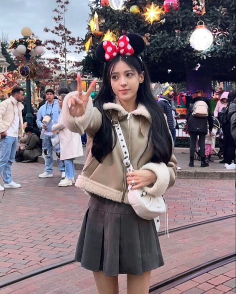 Disneyland Outfit Winter, Hongkong Outfit, Japanese Winter Fashion, Tokyo Winter, Cast Au, Tokyo Outfits, Japanese Winter, Disney Poses, Cute Disney Outfits