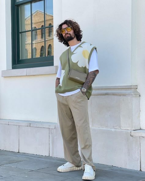 Trendy Male Outfit, Colorful Mens Fashion, European Spring, Vest Outfits Men, Mens Fashion Retro, Spiritual Fashion, Spring Outfits Men, Outfits Hombre, Men Street Fashion