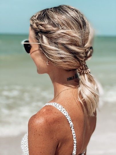 Beach Medium Hairstyles, Sunbathing Hairstyles, Beach Day Hairstyles Medium Hair, Beach Day Hairstyles For Short Hair, Surf Hairstyles, Beach Hair Short, Hairstyles For Medium Curly Hair, Beach Day Hairstyles, Trendy Summer Hairstyles