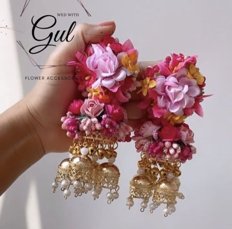 #floraljewellery #jewellery #haldijewellery #haldibridefloraljewellery #haldibride #bridalfloraljewellery #floralinspo #floraljewelleryideas #mehndifloraljewellery #mahendi #floweraccessories Indian Floral Jewelry, Fresh Flower Jewelry Mehndi, Mehndi Fresh Flower Jewellery, Floral Jewelry For Haldi, Floral Jwellary For Haldi Real Flowers, Original Flower Jewellery For Haldi, Flower Jewellery For Haldi, Flower Jewelry Designs, Haldi Outfits