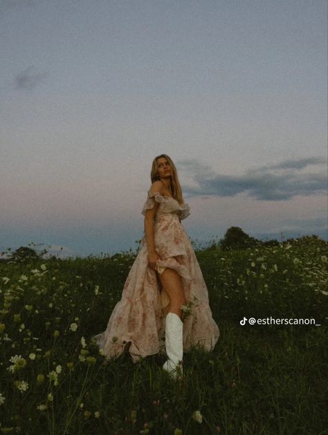 Running In A Field, Fashion Design Projects, Flower Field Photoshoot, Selkie Dress, Extraordinary Fashion, Cowgirl Photoshoot, Foto Cowgirl, Senior Photoshoot Poses, Western Photoshoot