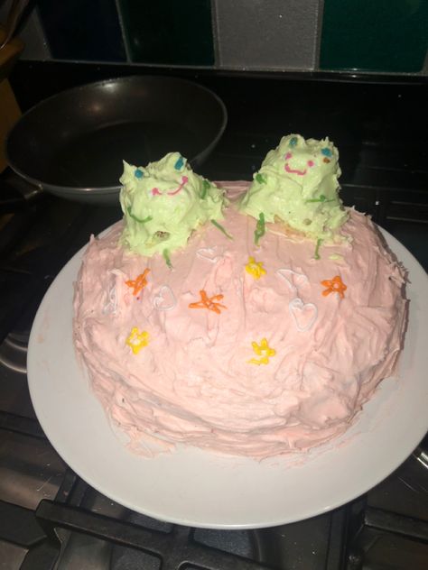 Easy Frog Cake, Kawaii Frog Cake, Cute Frog Birthday Cake, Cute Frog Cake Aesthetic, Messy Cake, Frog Pond Cake, Cake For Kids, Frog Cake, Cake Aesthetic