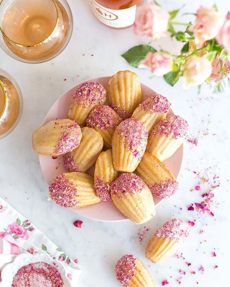 Madeleines are one of those classic beauties, you can’t go wrong with the timeless cakey cookies paired with a lovely glass of wine. But sometimes you need a little glamour to go with that glitzy glass of rosé. My new recipe for Rose Rosé Madeleines elegantly elevates the simple maddie with an aromatic floral kiss of ground rose petals finished with a delicately sweet rosé glaze, adorned in a shimmery, rosy sugar mix for added glam. ✨💐🥂💖✨ ⠀⠀⠀⠀⠀⠀⠀⠀⠀ These blushing beauties may look ... Vanilla Madeleines, Madeline Cookies Recipe, Madelines Recipe, بيتي فور, Madeline Cookies, Philadelphia Cheesecake, Madeleine Recipe, Madeleine Cookie, Tea Cakes