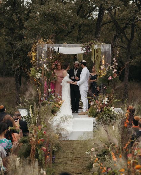 When the wedding ceremony feels like a garden party 🌸🌼🌸 second shot for @lightasgold (all vendors are tagged on her page) Backyard Wedding Chuppah, Simple Chuppah Ideas Outdoor, Natural Chuppah, Floral Chuppah, Wedding Ceremony Seating, Wedding Chuppah, Documentary Wedding Photos, Lauren Nicole, Austin Texas Wedding