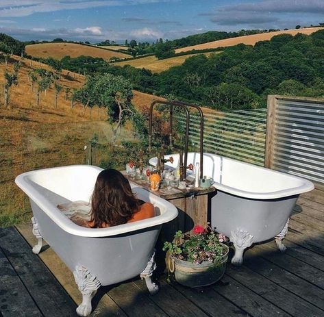 Bathtub Outside Outdoor Baths, Outdoor Clawfoot Tub Ideas, Old Bathtub Ideas Garden Outdoor Baths, Outdoor Bath Ideas, Bathtub Outside, Horse Trough Bathtub, Outdoor Bath Tub, Outdoor Clawfoot Tub, Outdoor Bath House