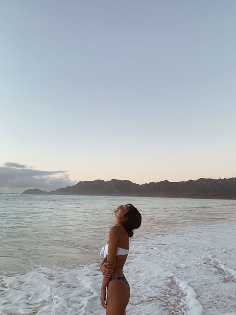 🕊️ on Twitter: "summer vibes… " Cute Beach Pictures, Summer Poses, Shotting Photo, Beach Photography Poses, Sea Photo, Foto Tips, Foto Poses, Holiday Pictures, Vacation Pictures