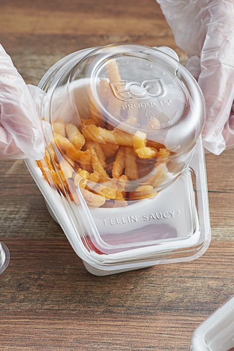 With hundreds of eco-friendly to-go containers on our site, it's easy to please your customers and protect the planet at the same time. Whether you have a restaurant that has switched to delivery and pick-up, or a convenience store looking to open up more grab-n-go opportunities, you are sure to find just the right biodegradable container to suit your needs and your style! Eco Friendly Restaurant, Takeout Packaging, To Go Containers, Food Delivery Packaging, Plastic Food Packaging, Gerobak Dorong, Bar Restaurant Design, Architecture Restaurant, Sandwich Container