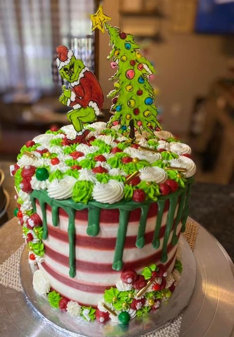 The Grinch Cake Birthday, Grinch Smash Cake, Grinch Birthday Party Cake, Grinch Birthday Cake, Grinch Cakes, Christmas Birthday Cake, Grinch Cake, Bday Themes, Grinch Party