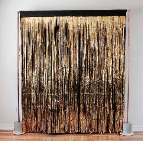 Karaoke Backdrop Ideas, Gold Photobooth Background, Glitter Backdrop Ideas, Golden Birthday Backdrop, Gold Picture Backdrop, Photo Wall Ideas Party, Party Background Ideas, Nye Photo Backdrop, Gold Fringe Backdrop