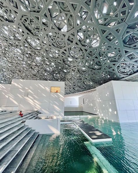 In contrast to the classic structure of the Louvre in Paris, the Louvre in Abu Dhabi is a feat in modern architecture. The museum’s design makes it so that even if you’re strolling through it in the evening, the lighting doesn’t give the time of day away. Looking as though it’s 12 noon at 7PM with how naturally the light comes across. Photo: @court.nyc Louvre Abu Dhabi, Abu Dhabi Travel, Dubai Holidays, Dubai Aesthetic, Responsible Tourism, Architecture Drawing Art, Louvre Museum, Eco Friendly Travel, The Louvre