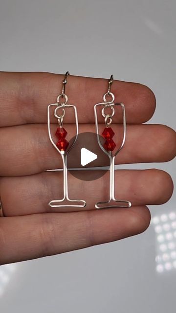 Diy Wire Wrap Earrings, Wire Earrings Tutorial, Holiday Jewelry Ideas, Wire Crochet Jewelry, Wire Wrapping Diy, Wire Crochet, Wine Bottle Decor, Holiday Jewelry, Wire Wrapped Earrings