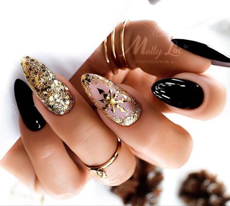 Festive Nail Colors, Golden Nails, Gold Nail Designs, Gold Nail, Snowflake Nails, Winter Nail Designs, Colorful Nail Designs, Festival Nails, New Year's Nails