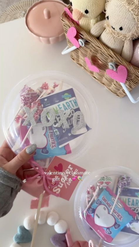 diy plate lollipops 💕🍭 an easy and cuuuute way to gift something sweet to classmates, friends or neighbors for valentines! all you need… | Instagram Diy Valentines For Classmates, Classmates Gifts, Diy Classroom, Class Gift, Diy Valentines Gifts, Valentine Treats, Valentine's Day Diy, Dollar Store Crafts, Something Sweet