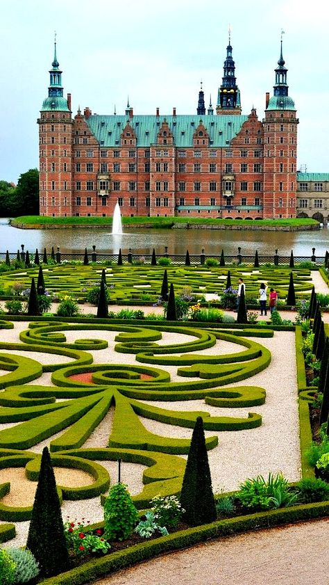 Frederiksborg Castle in Hillerød, Denmark - Photo: Vladimir Shelyapin Chateau France, Fairytale Castle, Voyage Europe, Beautiful Castles, Beautiful Buildings, Places Around The World, Helsinki, Hedges, Scandinavia