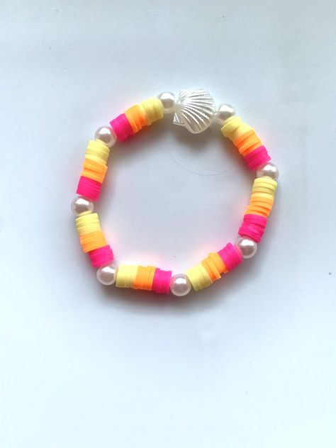 Preppy Jewelry Clay Beads, Patterns For Clay Bead Bracelets, Clay Bead Bracelet Ideas Aesthetic Beach, Clay Bead Bracelet Designs, Sea Bead Bracelets Ideas, Cute Bracelets To Make With Beads, Clay Bead Bracelet Ideas Summer Preppy, Cute Clay Bracelet Ideas, Clay Bead Bracelets Preppy