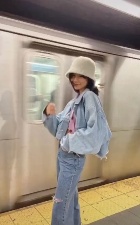 Denim Bucket Hat Outfit, City Girl Life, Subway Aesthetic, Denim On Denim Outfit, Bucket Hat Outfit, Denim Bucket Hat, Hat Outfit, Nyc Girl, Outfit Inspiration Fall