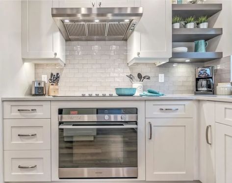 The Best Locations for Placing Wall Ovens in your Kitchen Designs – VESTABUL SCHOOL OF DESIGN Oven Cabinet Built In, Wall Oven In Base Cabinet, Under Counter Oven, Wall Mount Oven, Mound House, Kitchen Remodel Trends, Stacked Ovens, Framed Kitchen Cabinets, Wall Oven Kitchen