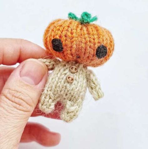 Mini Pumpkinhead Doll Knitting Pattern – Knitting Pumpkin Dolls Handmade, Knit Halloween Patterns, Mini Knitting Projects, Tiny Knitting Projects, Cute Mini Crochet Ideas, Craft Pumpkin Ideas, Spooky Knitting, Mini Crochet Ideas, Mini Embroidery Patterns