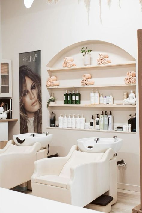 Salon Break Room Ideas, Hair Salon Reception Area, Salon Spa Interior Design, Salon Retail Display Ideas, Saloon Decor Interior Design, Hair Salon Interior Design Ideas, Salon Decor Studio, Beauty Salon Interior Design, Beauty Room Salon