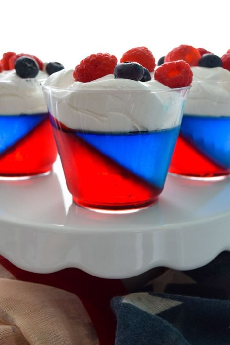 4th Of July Jello, Holiday Themed Desserts, Food Valentines Day, Food Valentines, Weight Watchers Dessert, Jello Cups, Blue Jello, New Years Eve Food, Layered Dessert