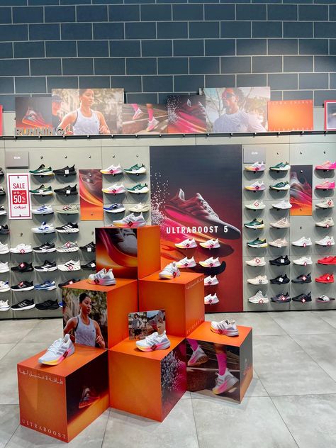 Sneaker Wall Display, Retail Store Design, Rack Design, Nike Store, Booth Design, Visual Merchandising, Shoe Store, Retail Store, Wall Display