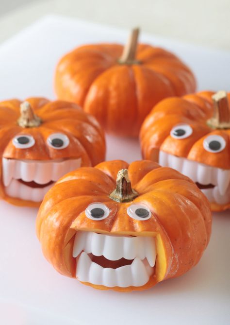 Little Vampire Pumpkins for Halloween (Video) - Gluesticks Blog Sock Pumpkins, Pumpkin Face Carving, Washer Necklaces, Funny Pumpkin Carvings, Raised Donuts, Vampire Pumpkin, Little Vampire, Regalos Ideas, Themed Recipes