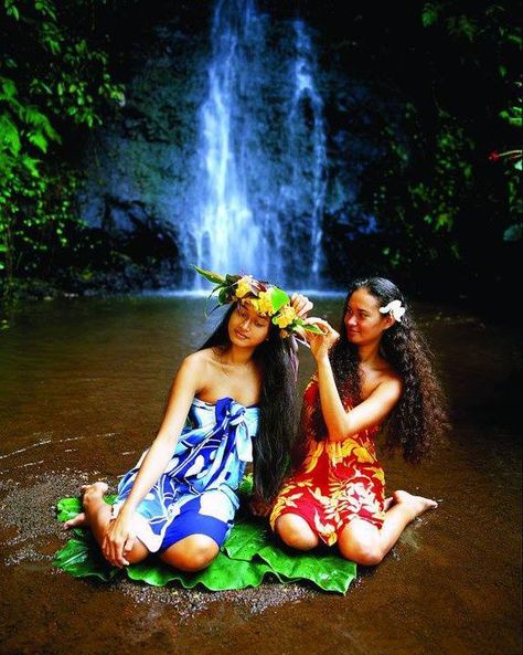 Fall Hawaiian Mythology, Polynesian Dance, Tahiti Nui, Natural Recipes, Hula Dance, Hawaiian Culture, Polynesian Culture, Hula Girl, Hawaii Beaches