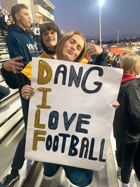 Signs For Football Games, Football Sign Ideas, Football Game Sign, Football Game Aesthetic, Football Game Signs, Fun Football Games, School Spirit Ideas Pep Rally, High School Football Posters, Football Season Outfits