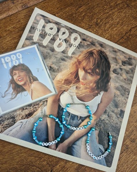 Blue beaded friendship bracelets Taylor Swift Bracelets Colors, 1989 Taylor Swift Bracelet, 1989 Bracelet Taylor Swift, Handmade Friendship Bracelets, Taylor Swift 1989, Blue Bracelet, Friendship Bracelet Patterns, Bracelet Patterns, Swift